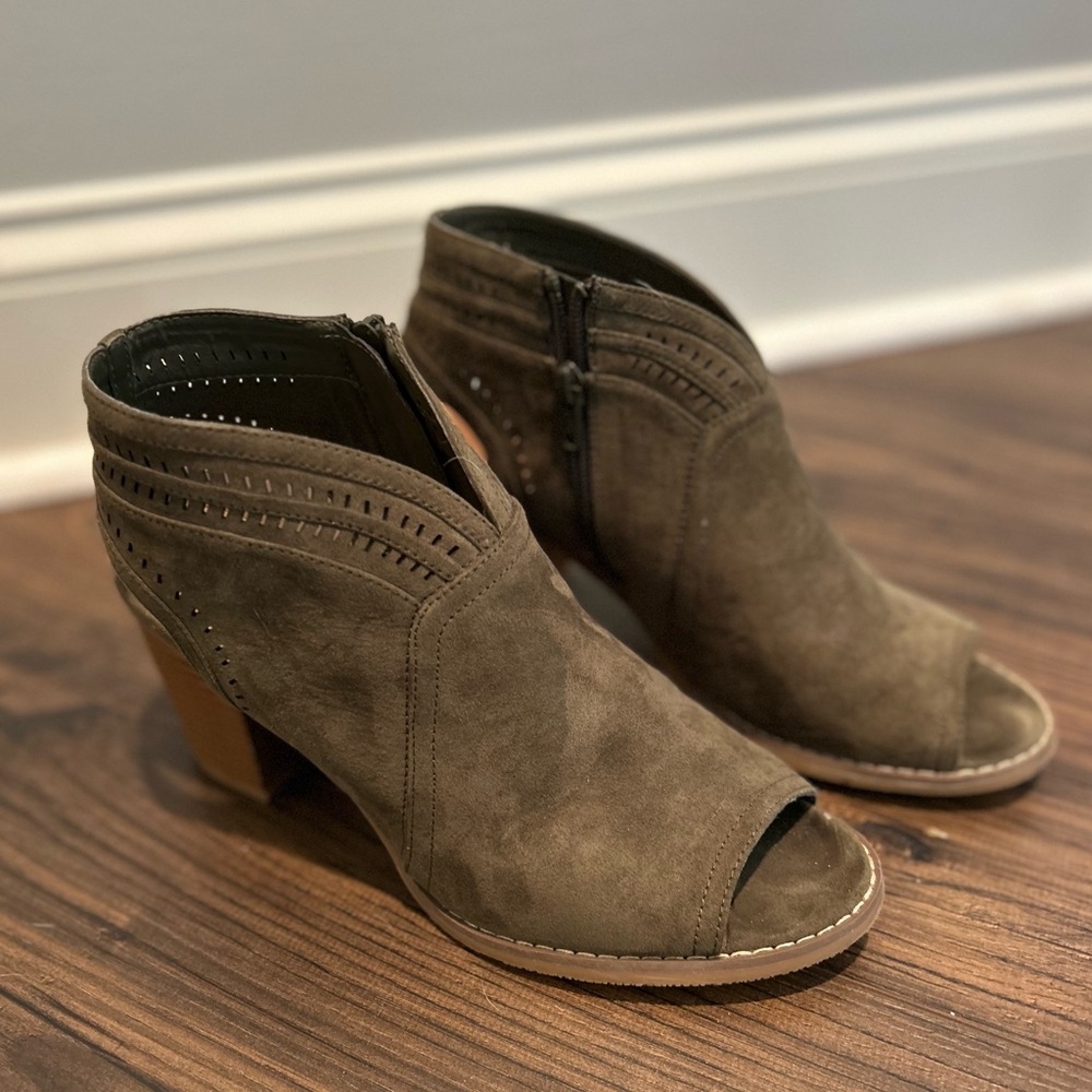Sonoma Olive Green open toe ankle boots booties size 9